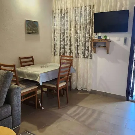 6585b Apartment *